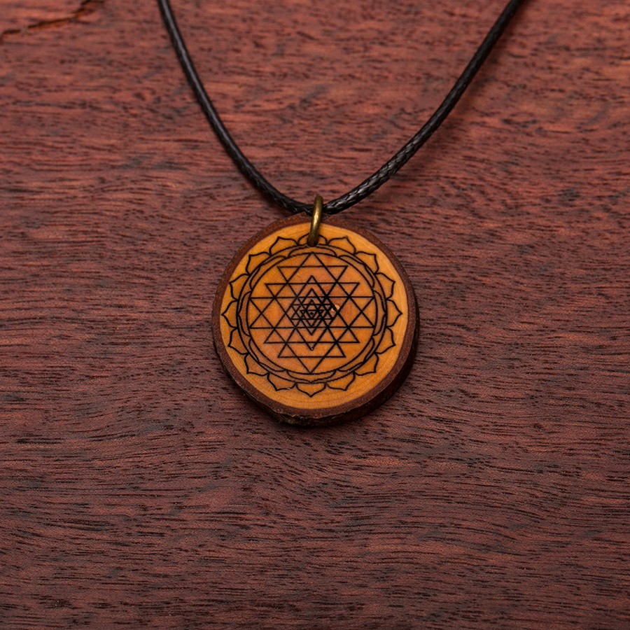 Sri Yantra Kette Holzschmuck aus Naturholz / Anhänger
