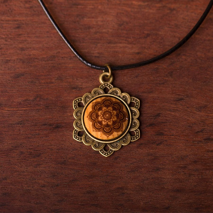 Mandala Blume Kette Holzschmuck aus Naturholz / Anhänger