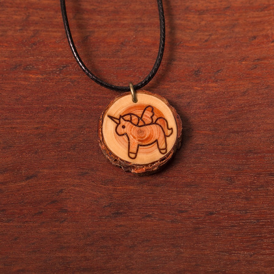 Einhorn mit Flügel Kette Holzschmuck aus Naturholz / Anhänger