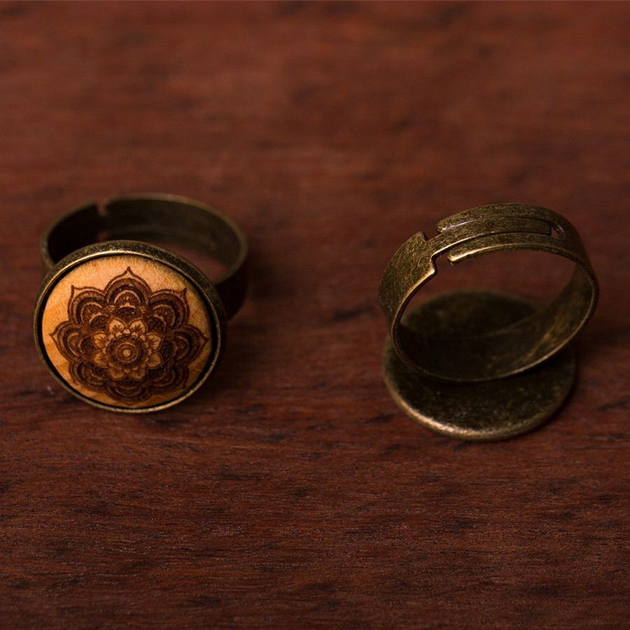 Mandala Blume Ring Holzschmuck aus Naturholz / Anhänger