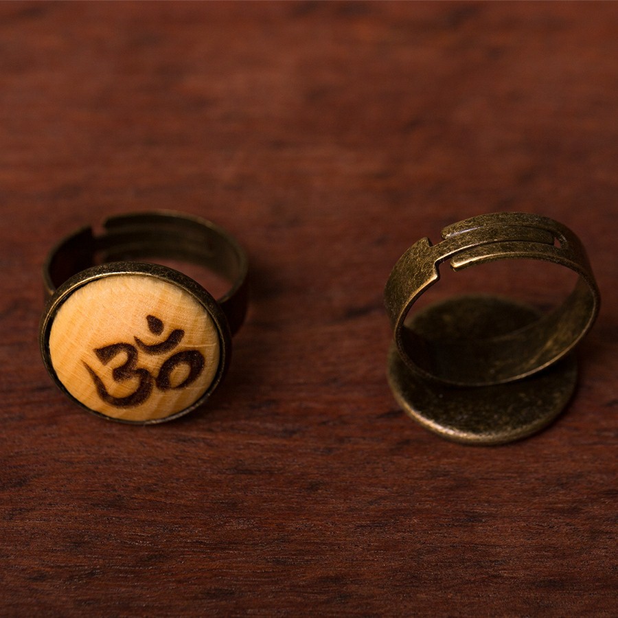 Om Ring Holzschmuck aus Naturholz / Anhänger