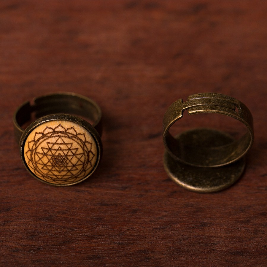 Sri Yantra Ring Holzschmuck aus Naturholz / Anhänger