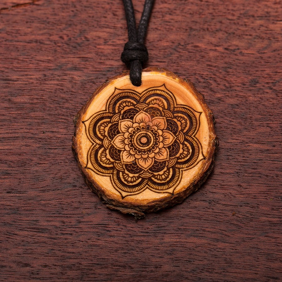 Mandala Blume Kette Holzschmuck aus Naturholz / Anhänger