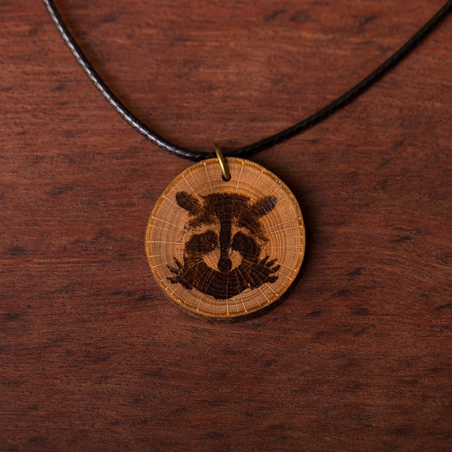 Waschbär Kette Holzschmuck aus Naturholz / Anhänger