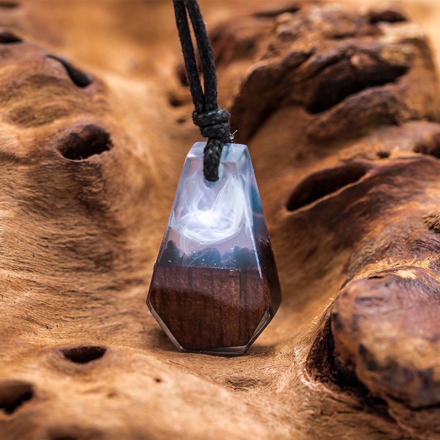 Blue Edge - Epoxid Kristall Holz Kristall aus Holz und Harz / Resin, Schmuck / Halsketten