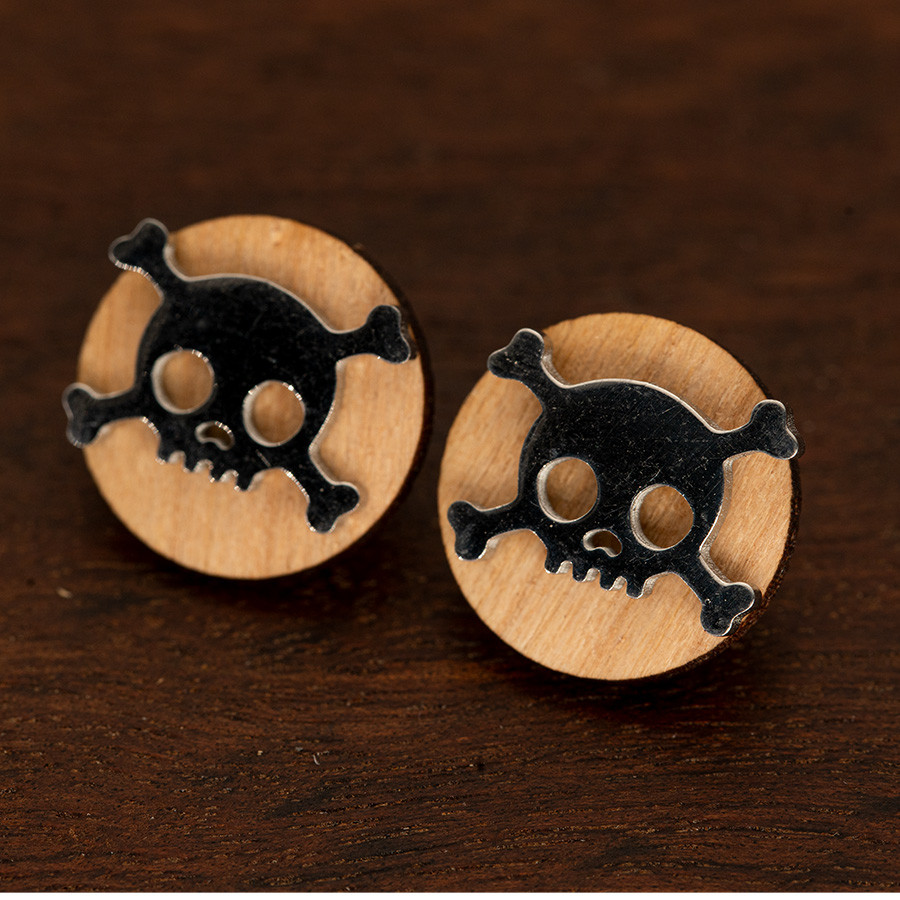 Totenkopf Ohrstecker Holzschmuck aus Naturholz / Anhänger