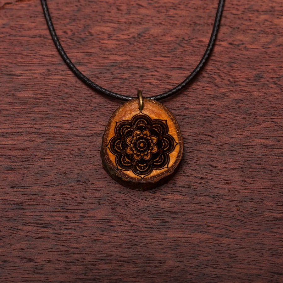 Mandala Blume Kette Holzschmuck aus Naturholz / Anhänger