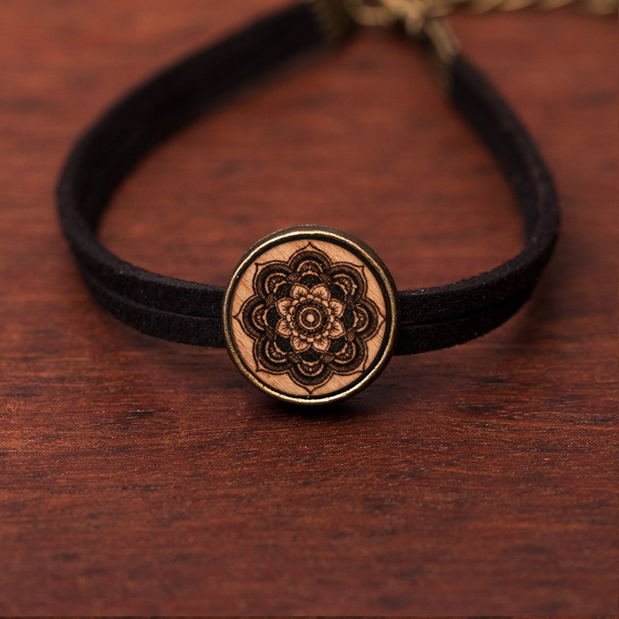 Mandala Blume Armkette Holzschmuck aus Naturholz / Anhänger